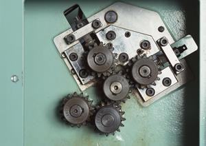 ドレッシングの瓶詰めに小型充填機