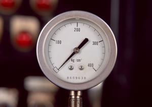 特別開発された精密打ち抜き加工装置